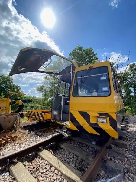 Dictator Technik pull-type gas spring Series 10-28 in industrial application